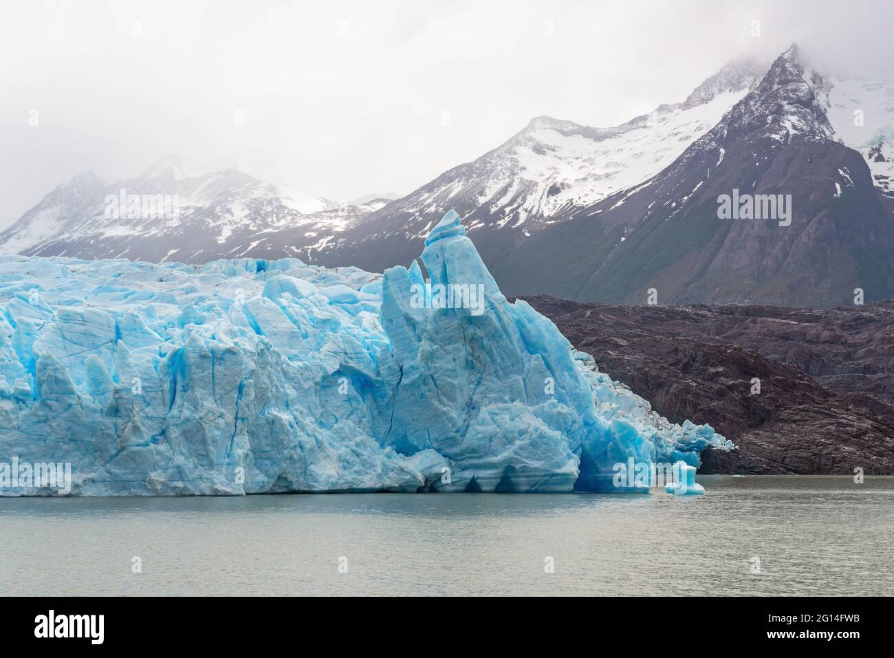 Ghiacciaio Gray in inverno dal lago Gray con le vette delle Ande, il parco nazionale Torres del Paine, Patagonia, Cile. Foto Stock