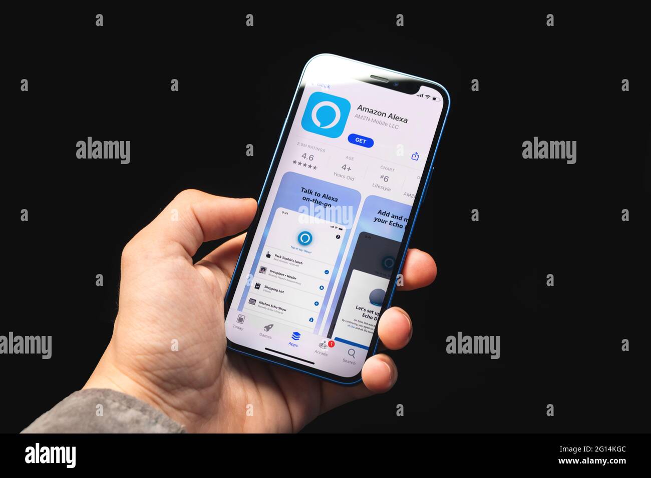 Kharkov, Ucraina - 4 giugno 2021: Uomo utilizzare Amazon Alexa app, telefono cellulare in mano foto Foto Stock