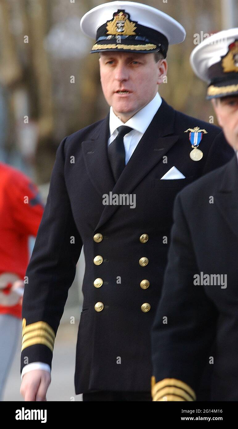 HMS TRAFALGAR CORTE MARTIAL. IL COMANDANTE IAN MCGHIE DI HMS TRAFALGAR LASCIA LA CORTE MARZIALE A PORTSMOUTH PIC MIKE WALKER, 2004 Foto Stock