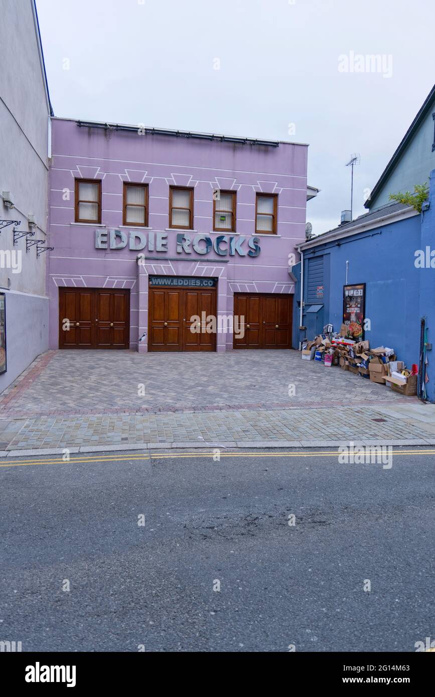 Mattina presto nel centro di Haverfordwest, estate 2021. Discoteca Eddies in Quay Street - la mattina dopo la notte prima. Foto Stock