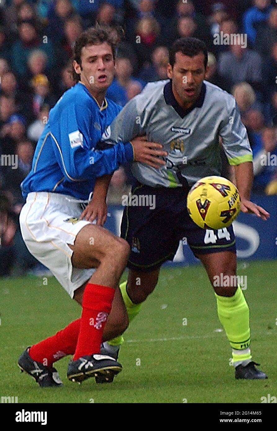 PORTSMOUTH V MANCHESTER CITY ALESSANDRO ZAMPERINI SI BATTE CON ALI BENARBIA PIC MIKE WALKER, 2001 Foto Stock