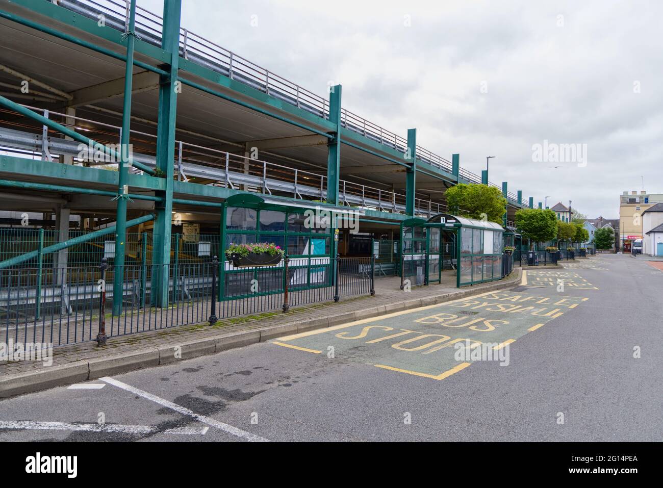 Mattina presto nel centro di Haverfordwest, estate 2021. Stazione dei pullman e degli autobus e parcheggio auto a più piani. Foto Stock