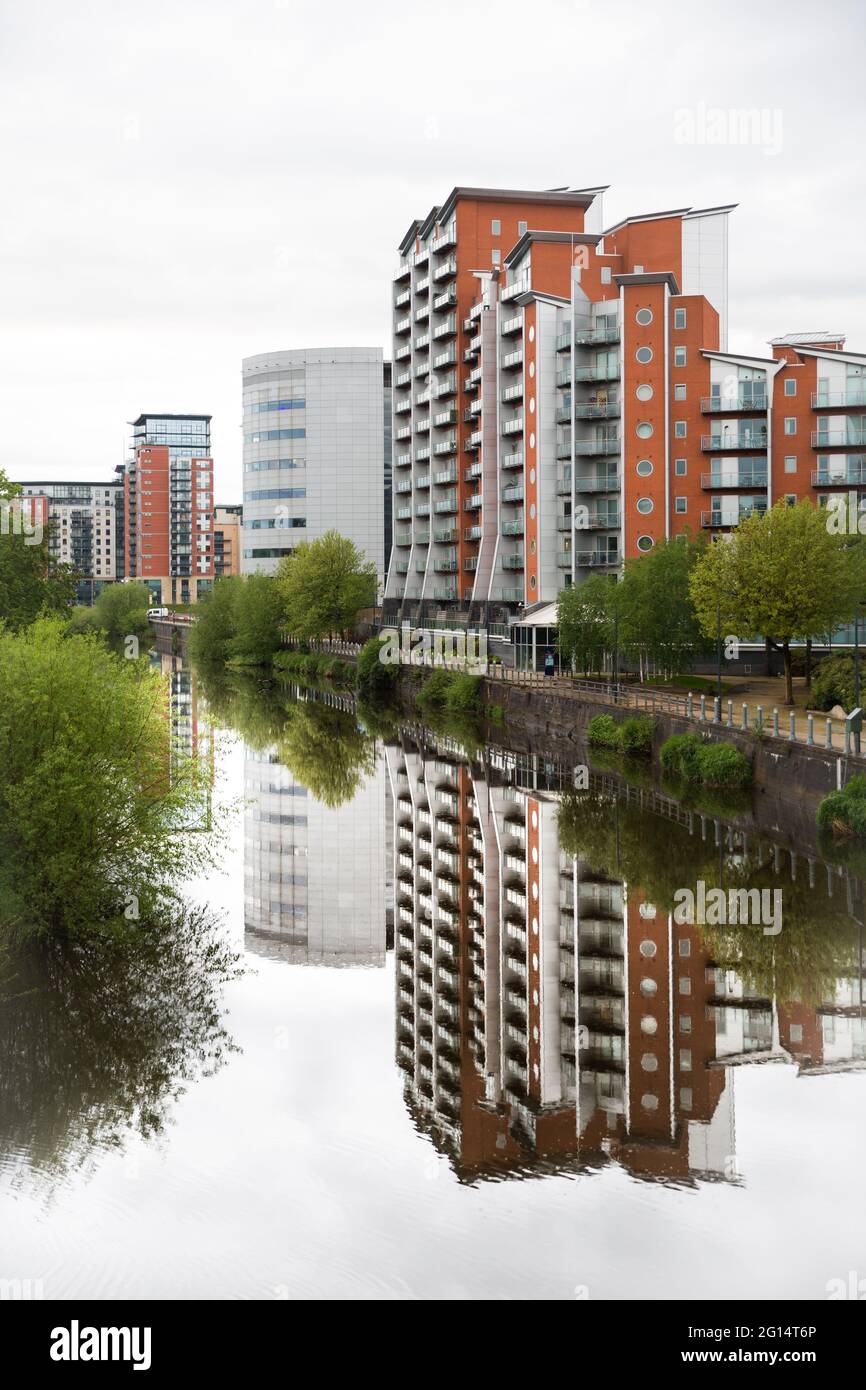 LEEDS, REGNO UNITO - 25 MAGGIO 2021. Appartamenti Waterfront con vista sul fiume nel centro di Leeds Foto Stock