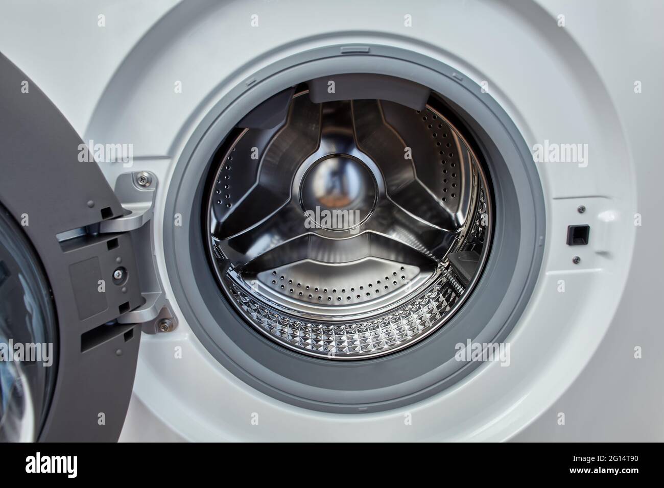Lavatrice con porta aperta e cesto vuoto. Foto Stock
