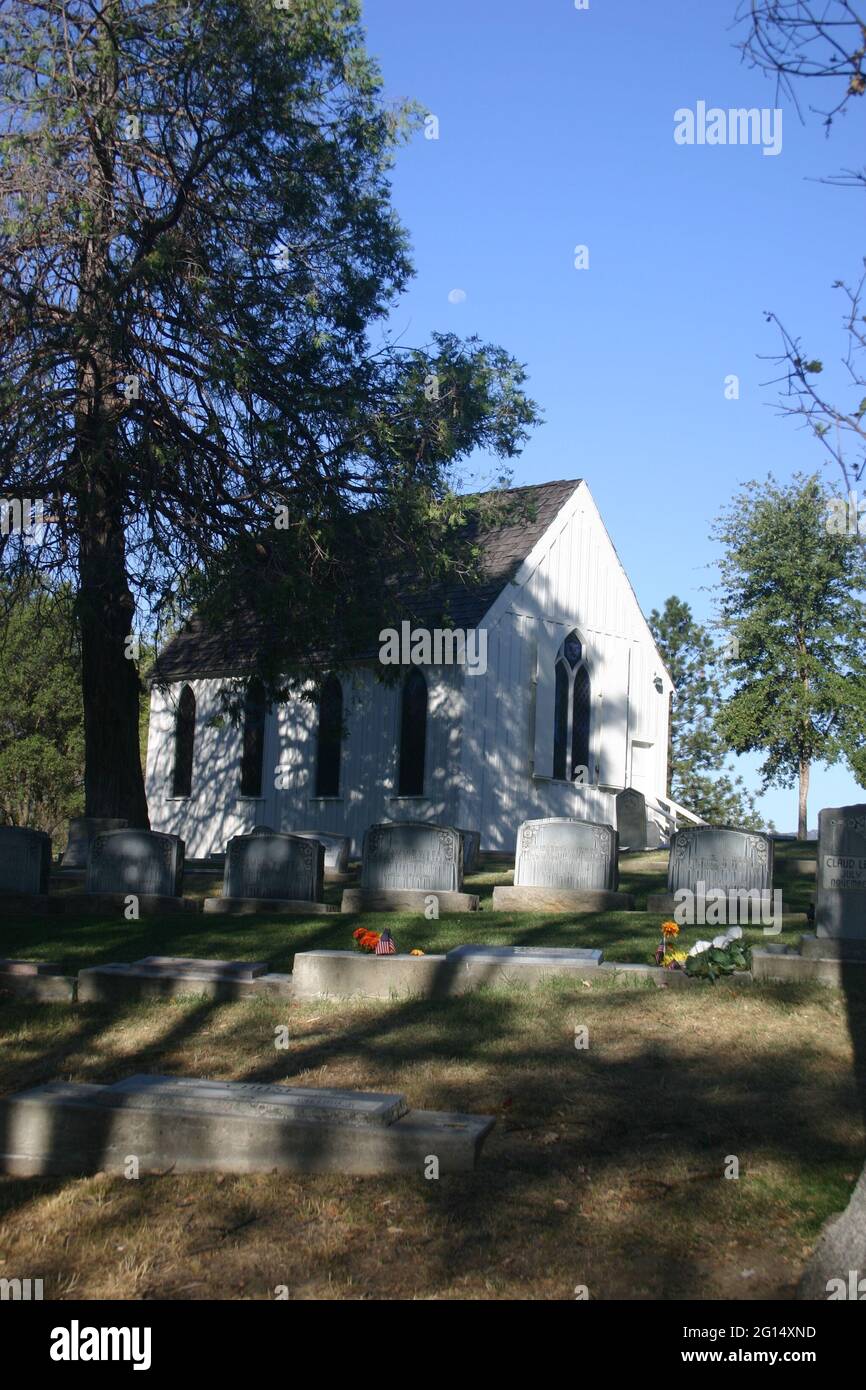 incantevole cappella di campagna e cimitero in cima alla collina Foto Stock