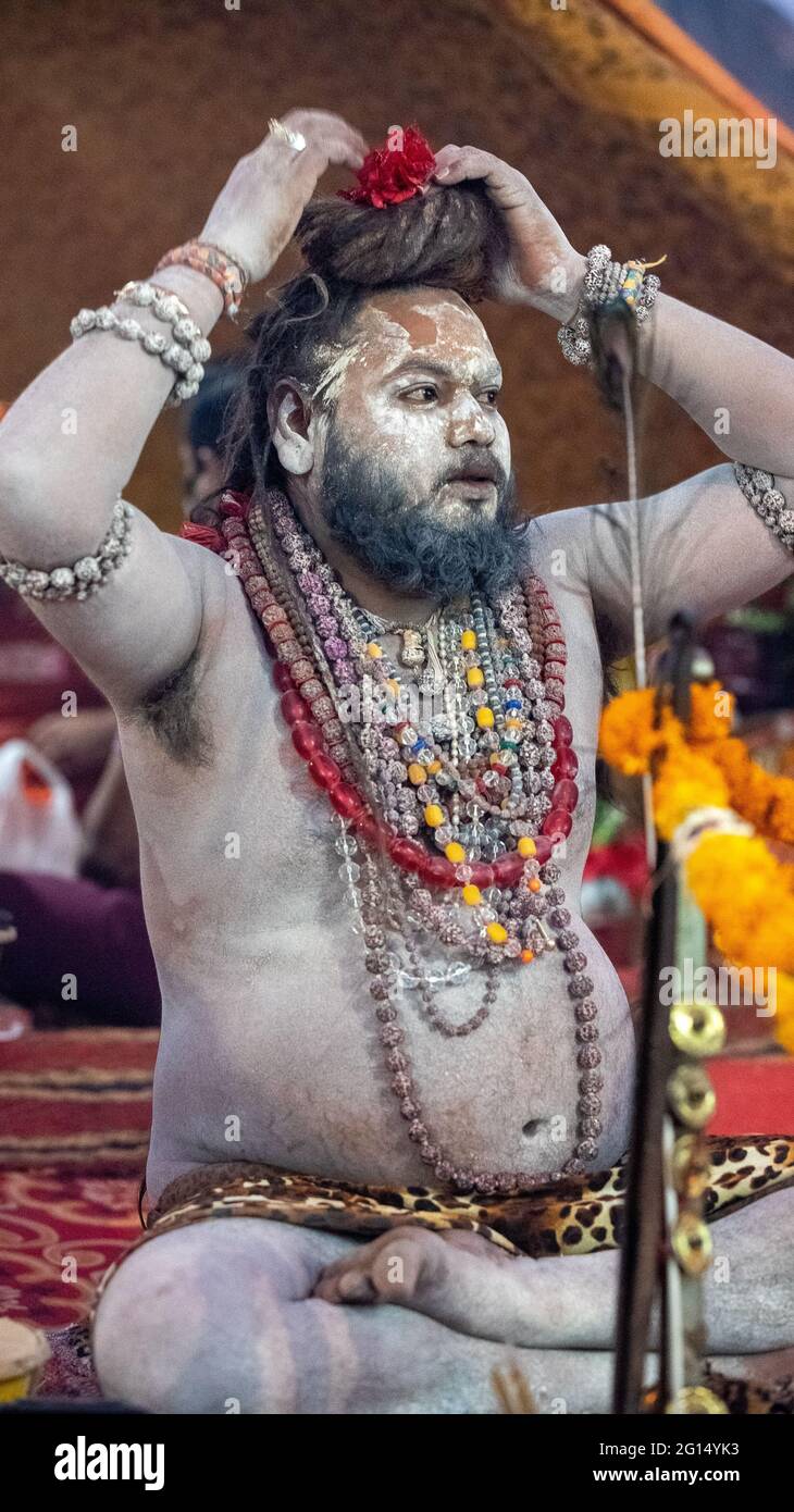 Haridwar, Uttarakhand, India 12 aprile 2021. I Santi Indiani nel loro modo tradizionale di YOG Mudra, meditando. Seduta in silenzio come parte dell'iniziazione di nuovo sadhus durante Kumbha Mela. Il Sadhus di Naga. Foto Stock