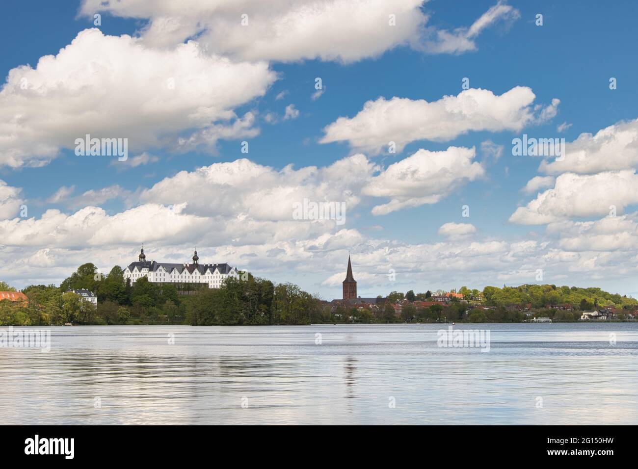 Vista del Castello di Ploen sul lago Great Ploen a Schleswig-Holstein, Germania del Nord sotto un cielo nuvoloso Foto Stock