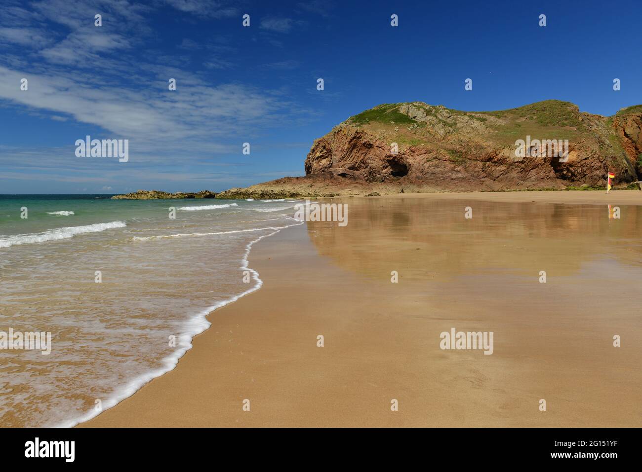 Plemont Bay, Jersey, Regno Unito spiaggia naturale in primavera. Foto Stock