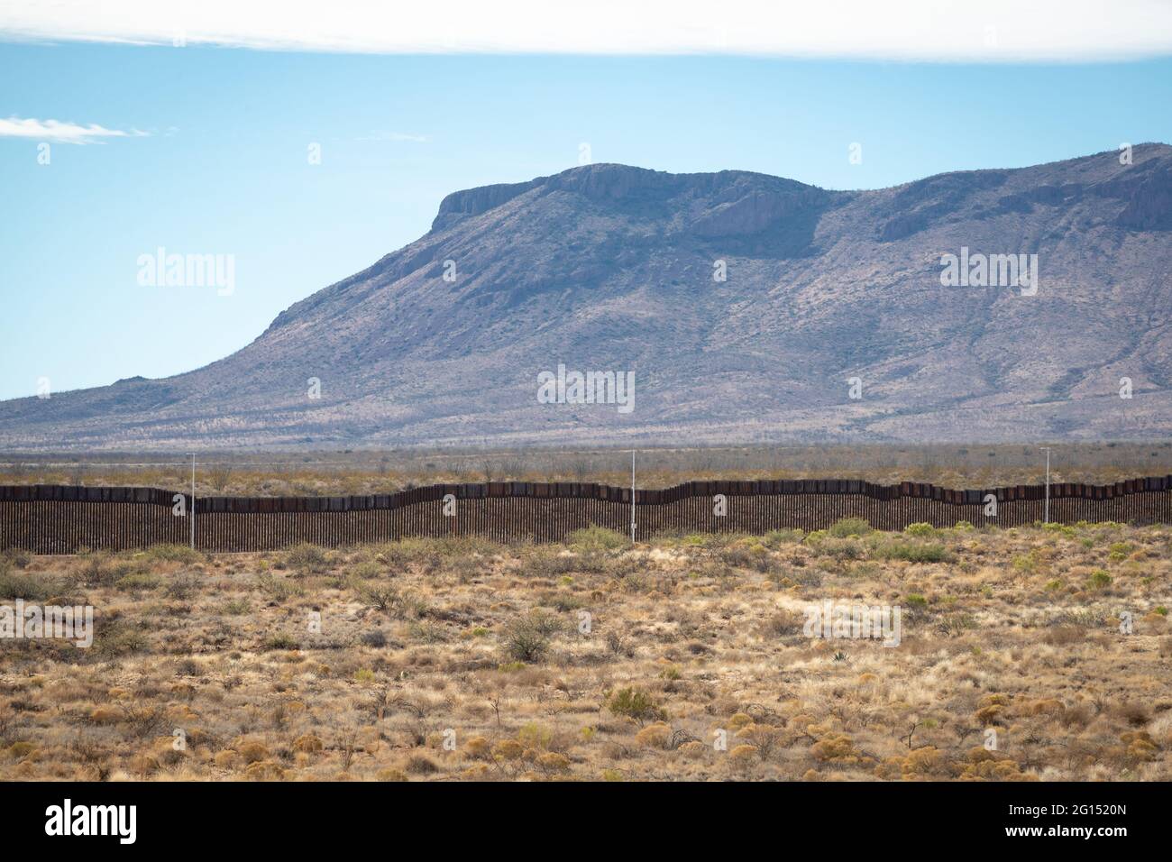 Pannelli in acciaio di recente costruzione del progetto Trump Border Wall System nel settore Tucson 14 dicembre 2020 vicino a Douglas, Arizona. Foto Stock