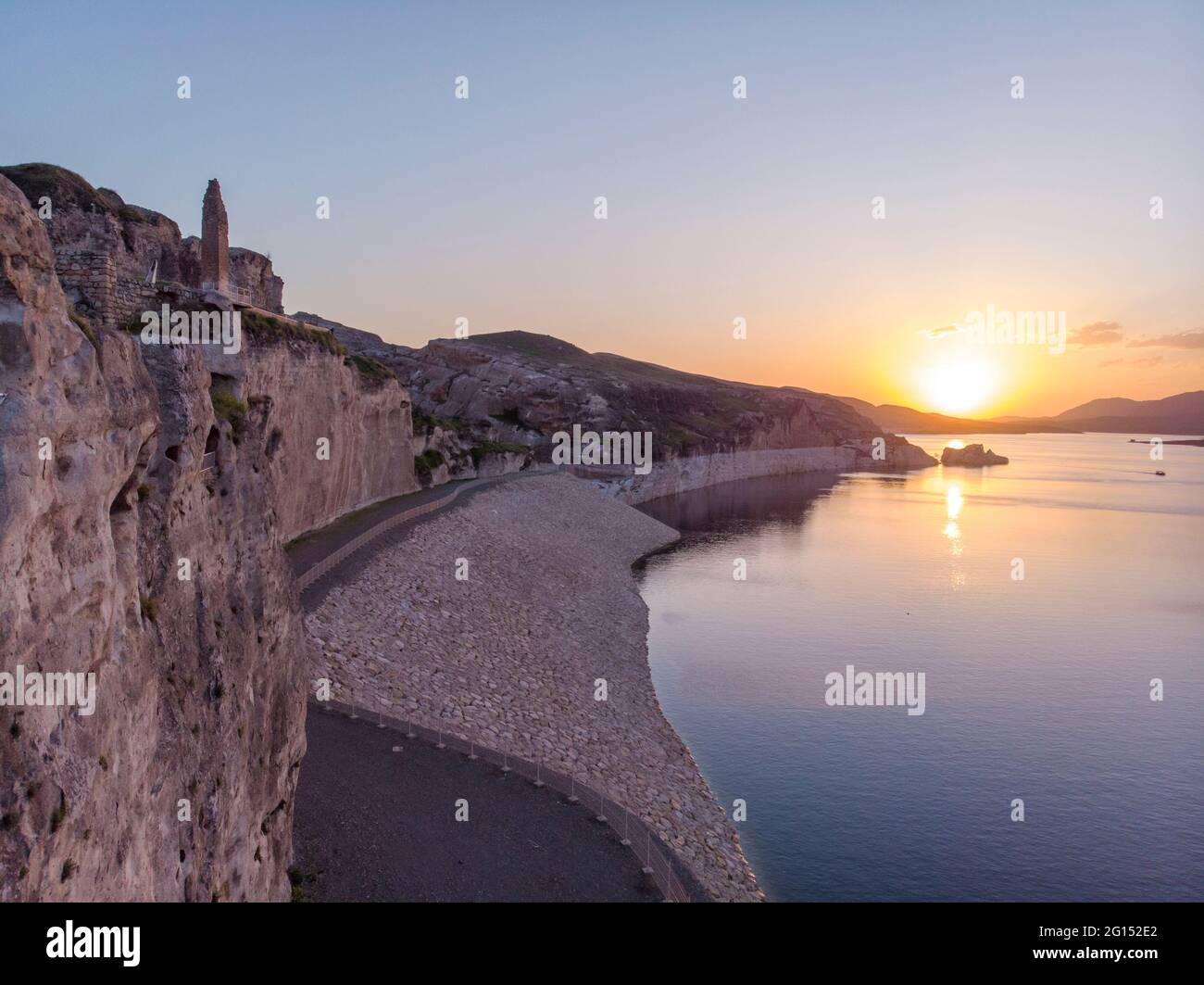 Drone aereo Tiro al tramonto sul fiume Tigres nella Turchia orientale, Mesopotamia, l'antica città di Hasankeyf, grotte nella roccia Foto Stock