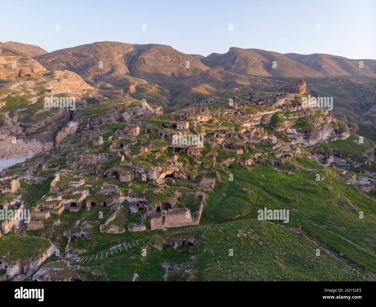 Drone aereo Tiro al tramonto sul fiume Tigres nella Turchia orientale, Mesopotamia, l'antica città di Hasankeyf, grotte nella roccia Foto Stock