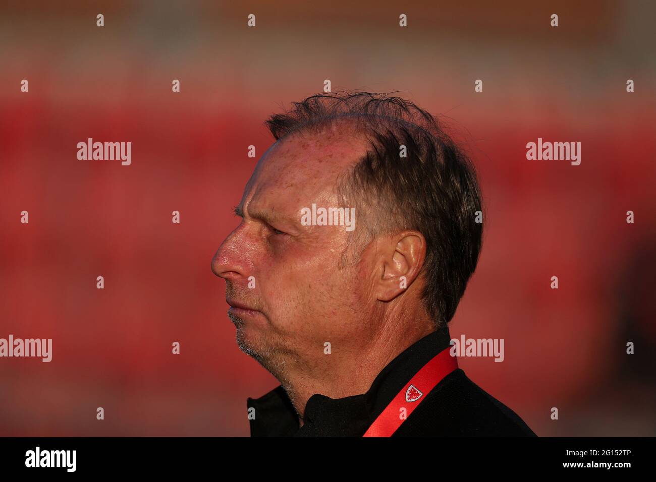 Llanelli, Regno Unito. 04 giugno 2021. Paul Bodin, il capo allenatore/manager della squadra di calcio del Galles U21 guarda sopra. UEFA U21 Euro qualificante partita, Galles contro Moldavia al Parco Stebonheath di Llanelli, Galles del Sud, venerdì 4 giugno 2021. Questa immagine può essere utilizzata solo per scopi editoriali. Solo per uso editoriale, foto di Andrew Orchard/Andrew Orchard sports photography/Alamy Live news Credit: Andrew Orchard sports photography/Alamy Live News Foto Stock