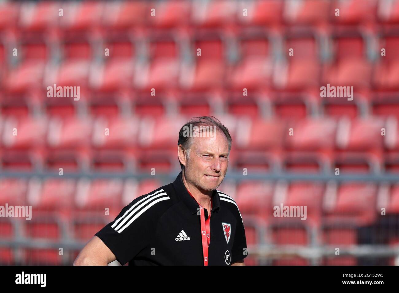 Llanelli, Regno Unito. 04 giugno 2021. Paul Bodin, il capo allenatore/manager della squadra di calcio del Galles U21 guarda sopra. UEFA U21 Euro qualificante partita, Galles contro Moldavia al Parco Stebonheath di Llanelli, Galles del Sud, venerdì 4 giugno 2021. Questa immagine può essere utilizzata solo per scopi editoriali. Solo per uso editoriale, foto di Andrew Orchard/Andrew Orchard sports photography/Alamy Live news Credit: Andrew Orchard sports photography/Alamy Live News Foto Stock