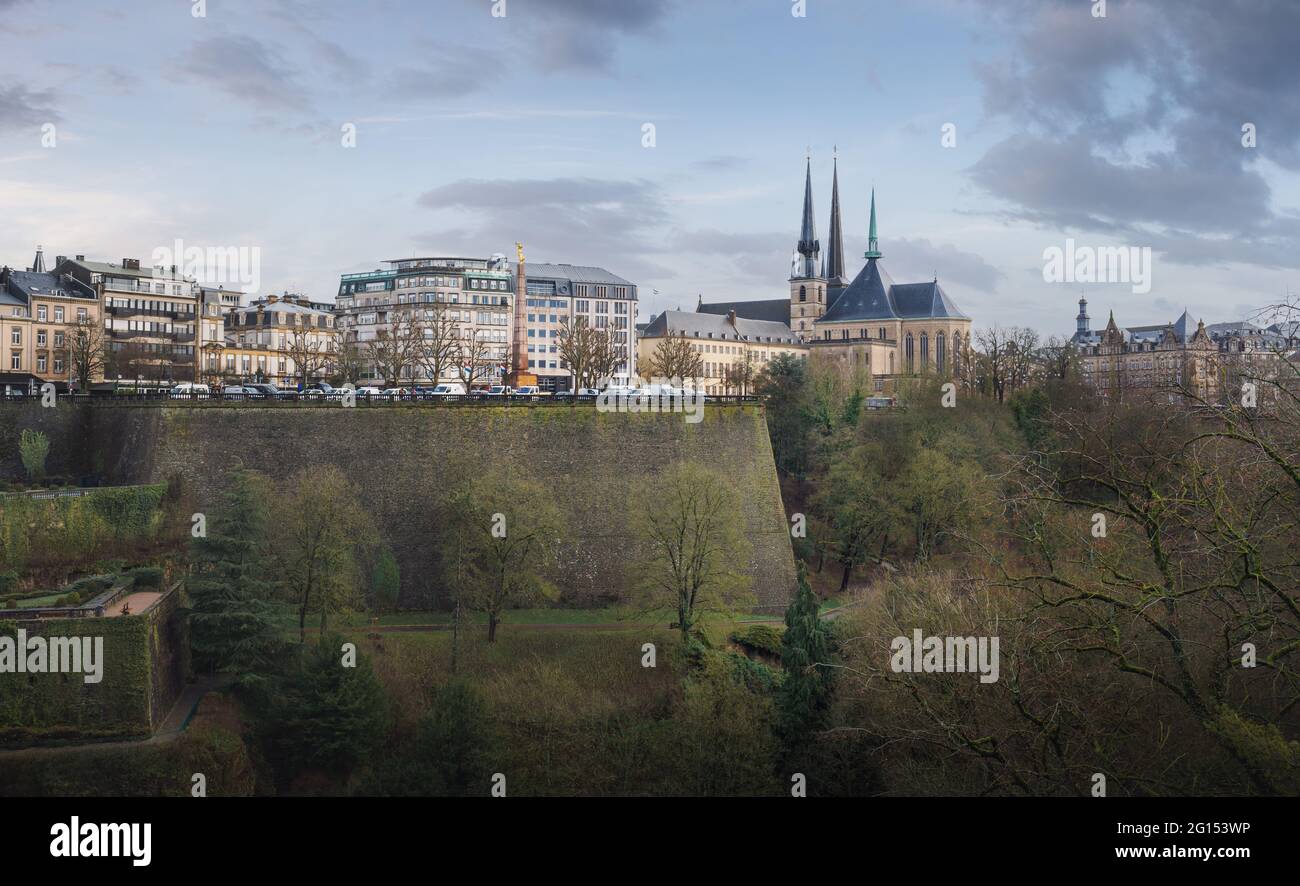 Skyline della città di Lussemburgo con Cattedrale di Notre Dame e Monumento della memoria - Lussemburgo, Lussemburgo Foto Stock