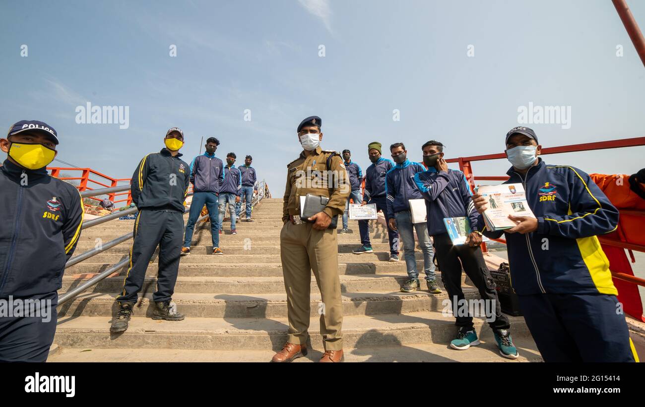 Haridwar, Uttarakhand India 06 aprile 2021. Poliziotti che diffonde consapevolezza della protezione da Coronavirus per rimanere al sicuro da Coronavirus durante Maha Kumbh 2021. Apple prores 422 filmati 4k di alta qualità. Foto Stock