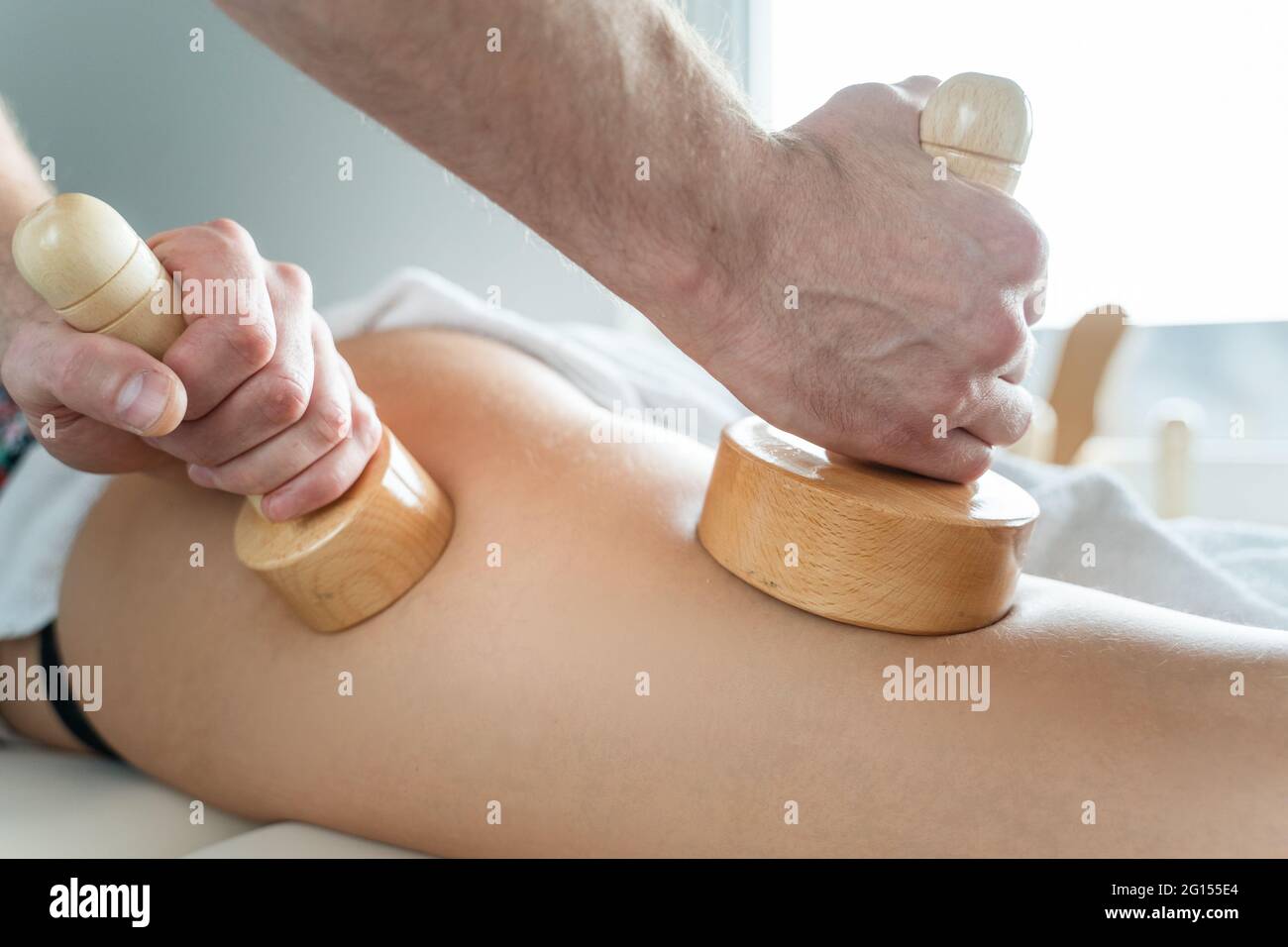 Primo piano sulla parte posteriore di donna sconosciuta che ha il massaggio  di terapia di madero