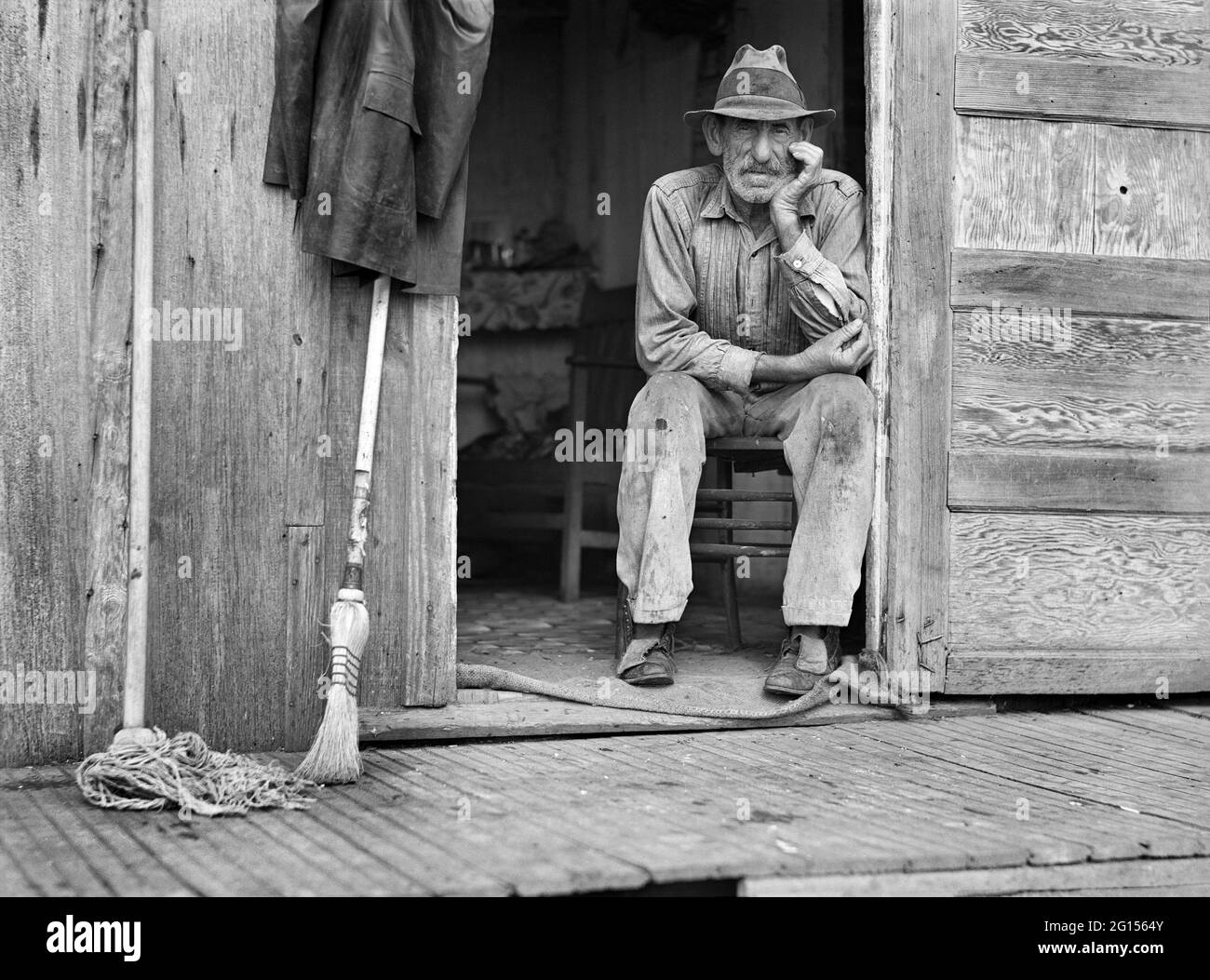 Muskrat Trappper spagnolo all'ingresso del suo campo di Marsh, Delacroix Island, Saint Bernard Parish, Louisiana, USA, Marion Post Wolcott, U.S. Farm Security Administration, gennaio 1941 Foto Stock