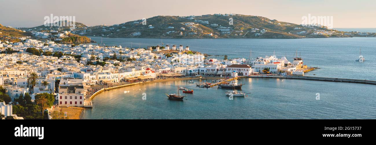 Porto dell'isola di Mykonos con barche, isole Cicladi, Grecia Foto Stock