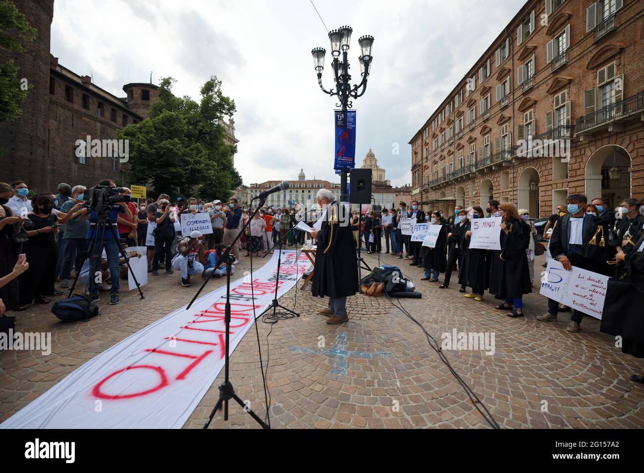 Torino, Italia. 4 Giugno 2021. Gli avvocati manifestano per Moussa Balde, che si suicidò nel Centro di identificazione ed espulsione di Torino. Credit: MLBARIONA/Alamy Live News Foto Stock