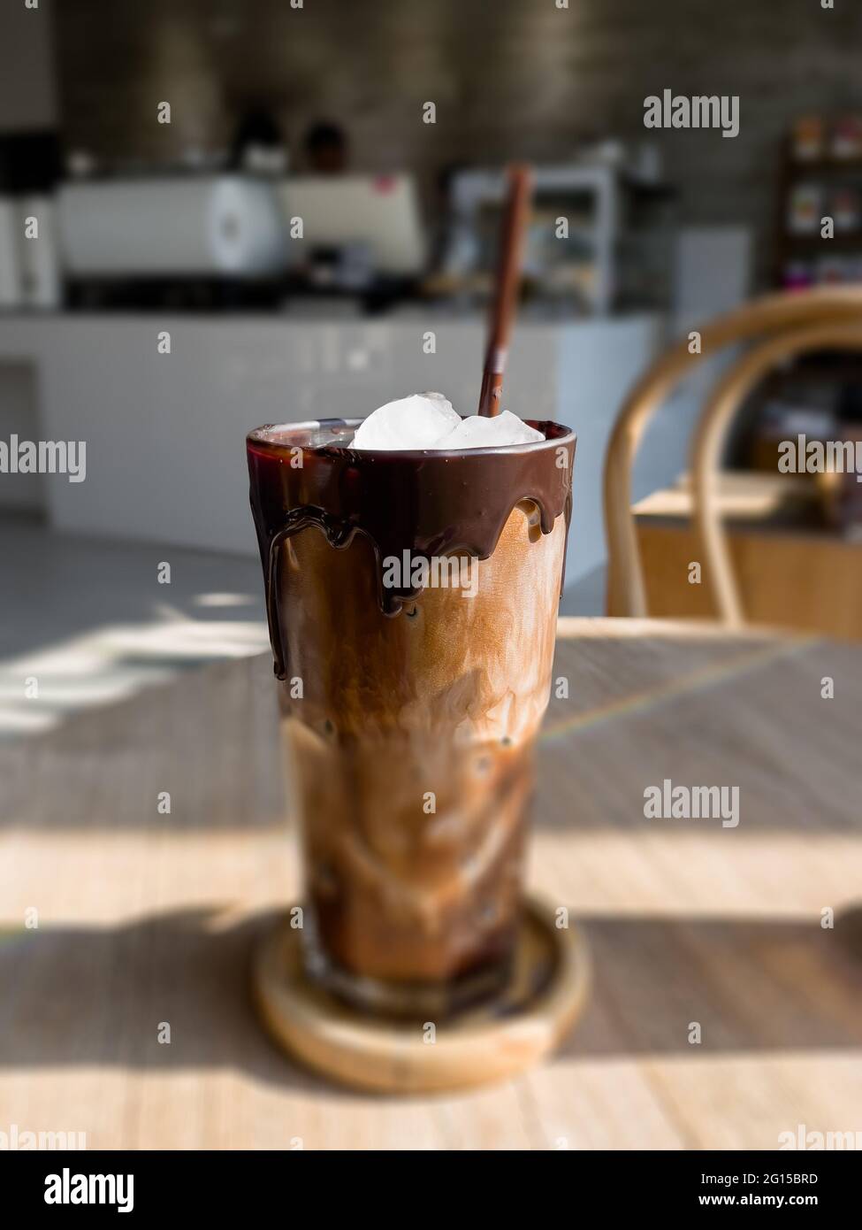 Iced mocha sul tavolo di legno, stock photo Foto Stock