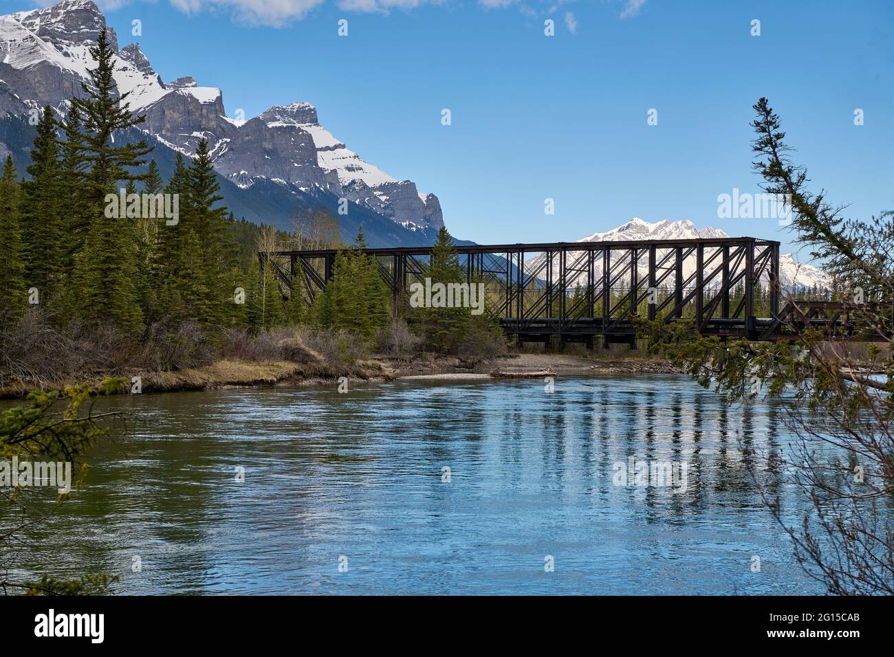 L'Old Engine Bridge sul fiume Bow con Rundle Mountain Peak alle spalle, Canmore, Alberta, Canada Foto Stock