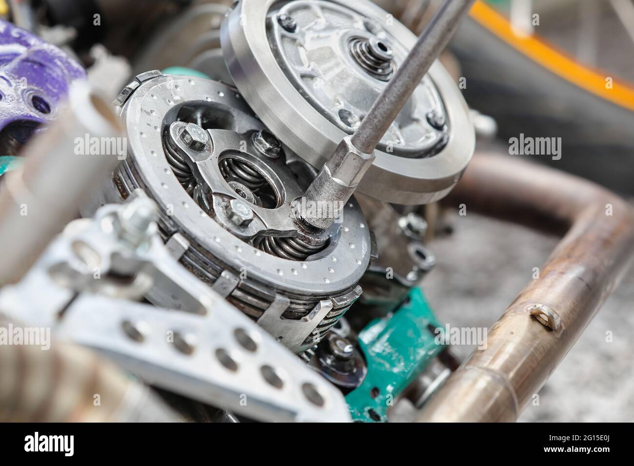 Regolazione meccanica della frizione automatica della motocicletta. (parte di un motore che controlla la transizione di potenza) Foto Stock