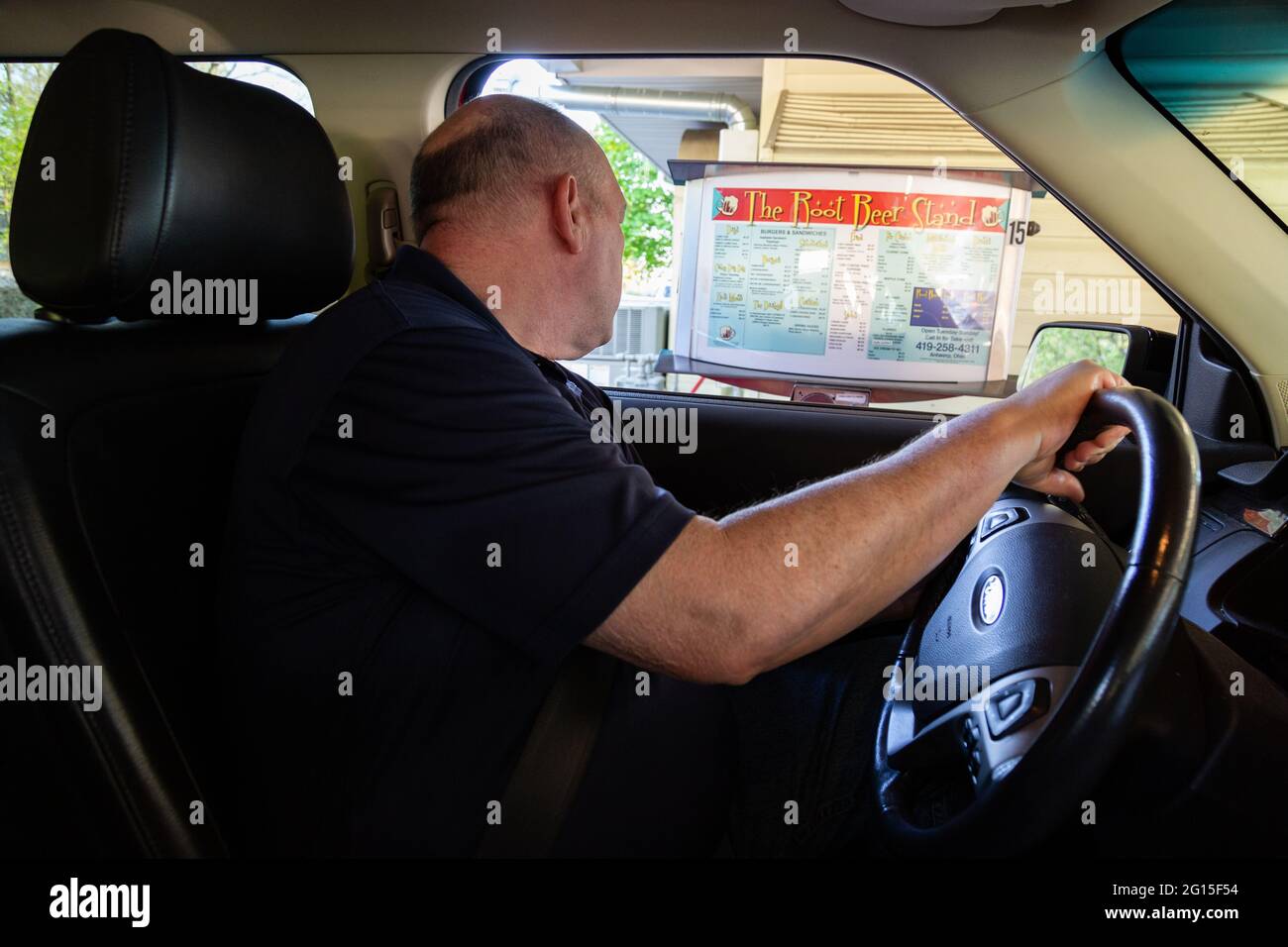 Un uomo effettua l'ordine del cibo sul menu drive-in della sua auto presso il Root Beer Stand ad Anversa, Ohio, USA. Foto Stock