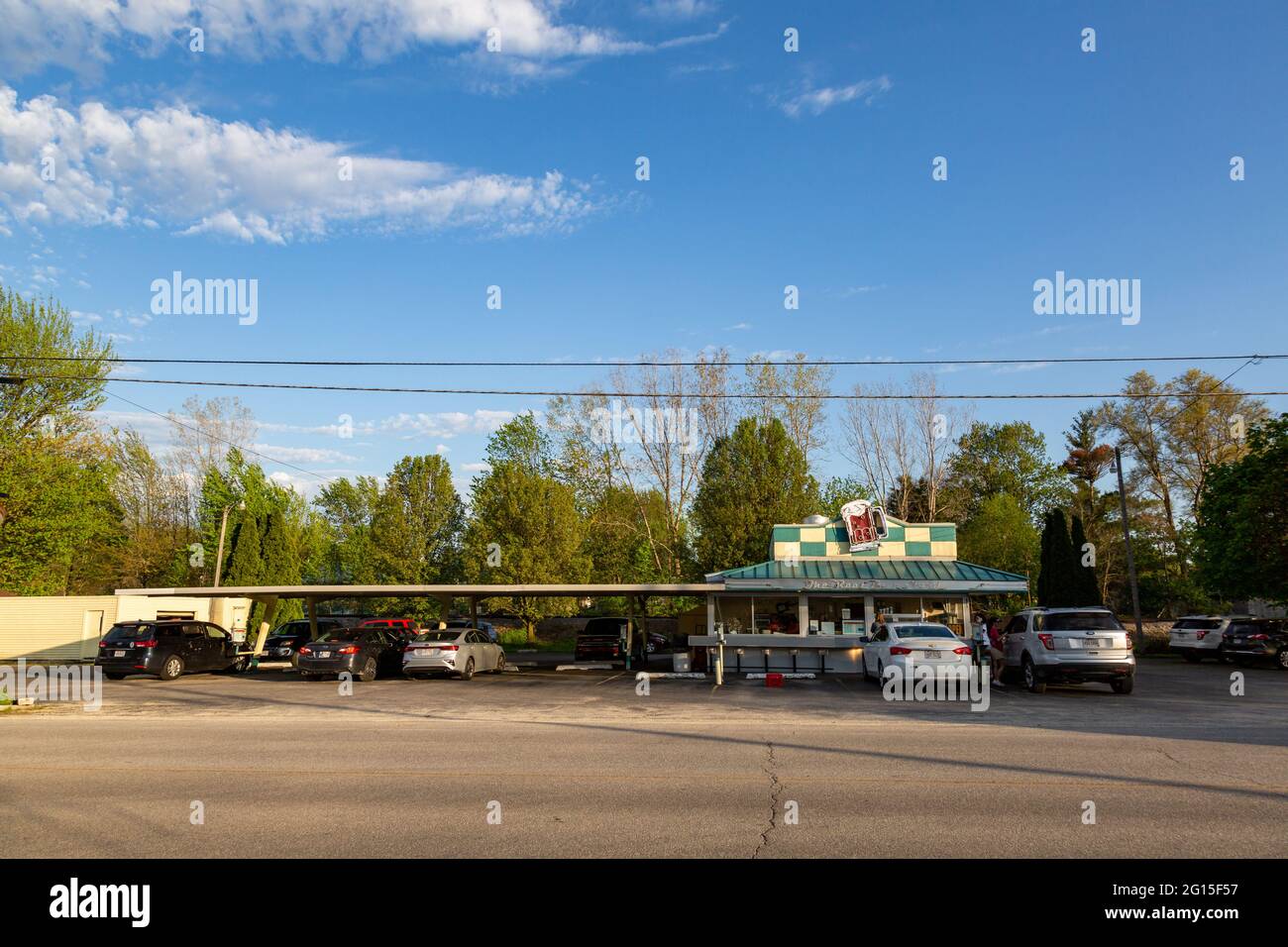 Auto parcheggiate presso il Root Beer Stand ad Anversa, Ohio, USA. Foto Stock