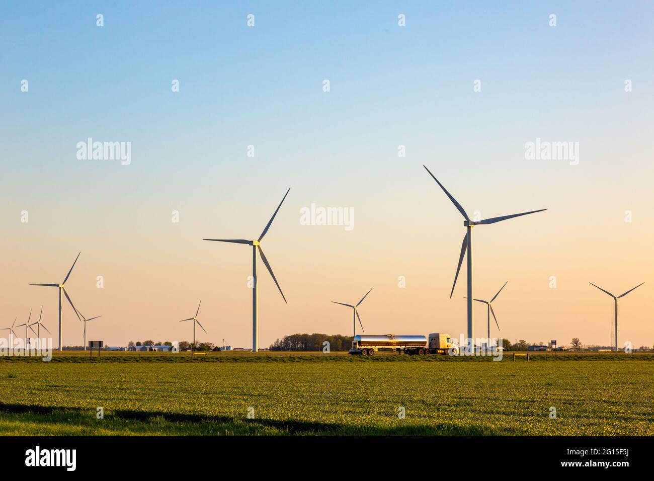 Un camion di semi-autocisterna sulla US 24 passa le turbine eoliche che si trovano vicino ad Anversa nella contea di Paulding, Ohio, Stati Uniti. Foto Stock