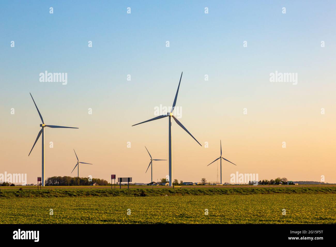Le turbine eoliche si trovano nei pressi di Anversa nella contea di Paulding, Ohio, Stati Uniti. Foto Stock