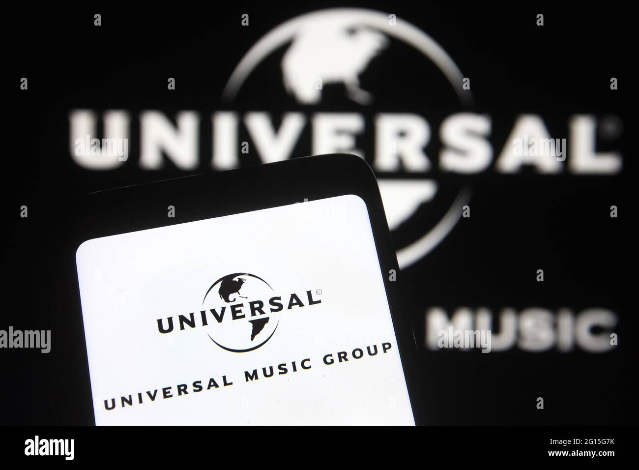 Ucraina. 04 giugno 2021. In questa illustrazione fotografica, il logo Universal Music Group (UMG) viene visualizzato sullo schermo di uno smartphone e di un pc. (Foto di Pavlo Gonchar/SOPA Images/Sipa USA) Credit: Sipa USA/Alamy Live News Foto Stock