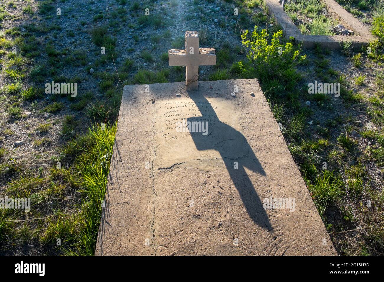 Una pietra attraversa un'ombra su una tomba del 1918, Tombstone, Arizona, USA Foto Stock