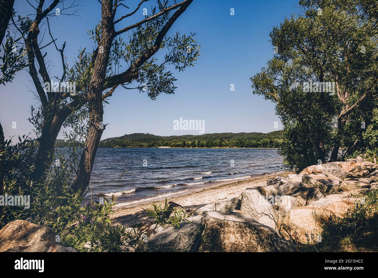 Spiaggia e costa atmosferica a Zarnowitzer See in Lubkowo - Jezioro Żarnowieckie - costa in estate sulla spiaggia di sabbia in Polonia. Foto Stock