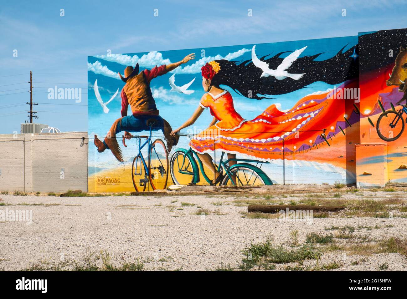 Murale colorato di un cowboy e una donna in bicicletta, Tucson, Arizona, Stati Uniti Foto Stock
