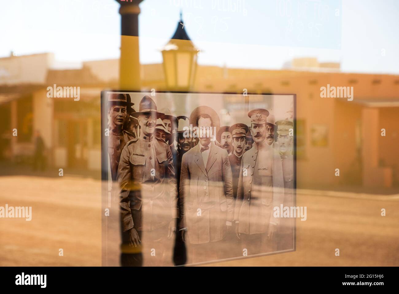 Foto di Pancho Villa e del generale John Pershing su un muro a Tombstone, Arizona, USA Foto Stock