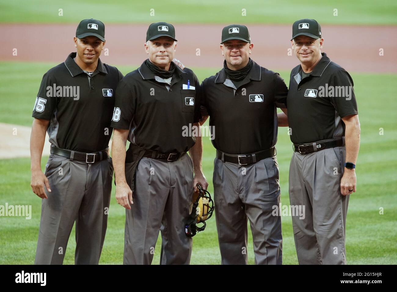 St. Louis, Stati Uniti. 05 giugno 2021. Major League Umpires (da L a R) Jeremie Rehak, Dan Iassogna, Scott Barry e Andy Fletcher si preparano per i Cincinnati Reds-St Partita di baseball dei Louis Cardinals al Busch Stadium di St. Louis venerdì 4 giugno 2021. Photo by Bill Greenblatt/UPI Credit: UPI/Alamy Live News Foto Stock