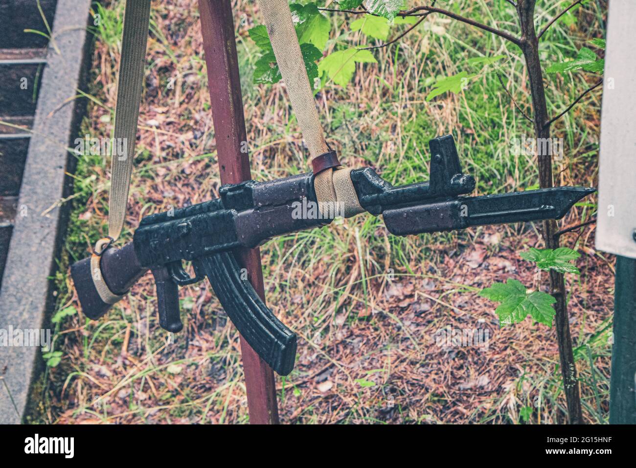 AK-47 Kalashnikov e granate si accodano nella foresta della penisola di Hel in Polonia. Girato dopo una doccia a pioggia in estate in un bunker. Foto Stock
