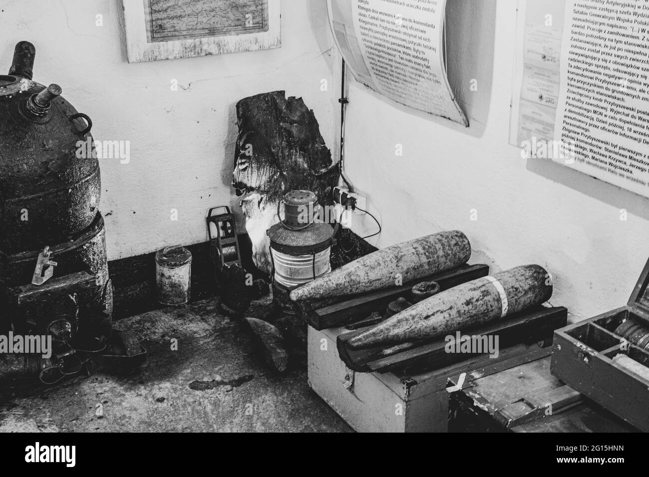 AK-47 Kalashnikov e granate si accodano nella foresta della penisola di Hel in Polonia. Girato dopo una doccia a pioggia in estate in un bunker. Foto Stock