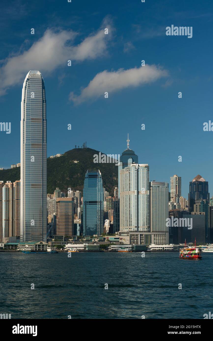 Un iconico Star Ferry attraversa Victoria Harbour di fronte al 2ifc e gli alti edifici del centro, l'isola di Hong Kong Foto Stock