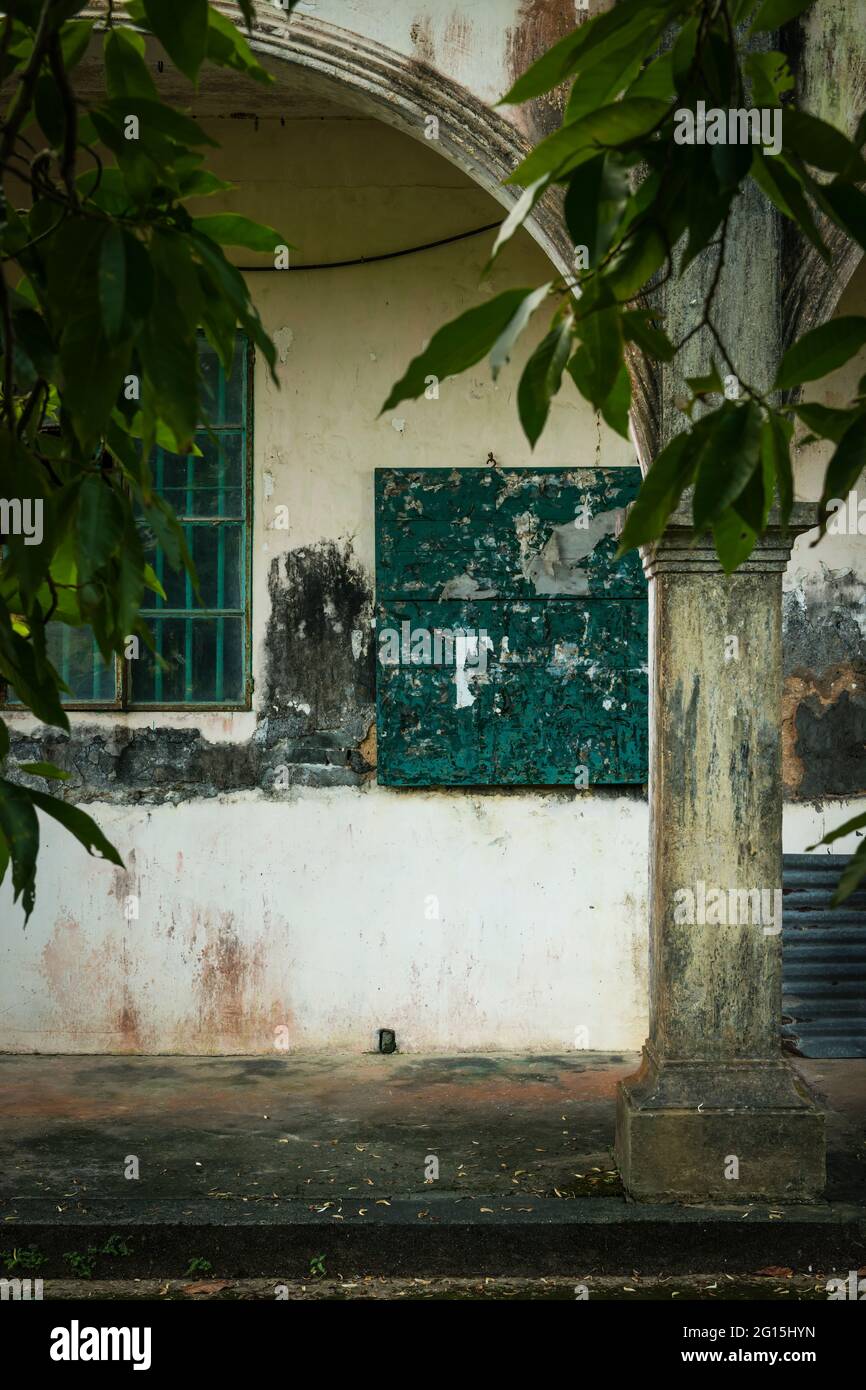 L'edificio abbandonato della Scuola Kai Choi a Kuk po, New Territories, Hong Kong Foto Stock