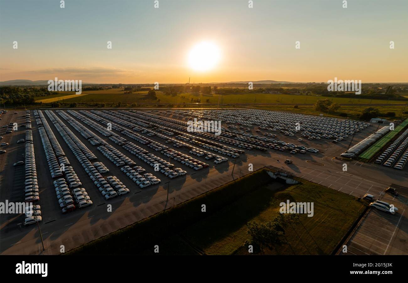 Vista aerea nuove auto allineate nella stazione di parcheggio per l'importazione e l'esportazione business logistica per la vendita concessionaria, automobili e auto par Foto Stock