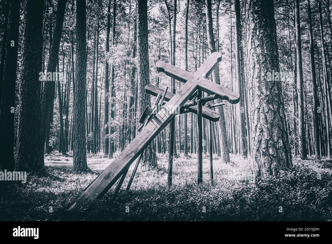 Croce di legno come monumento e monumento nella foresta polacca. Memoriale  e memoriale per le vittime dei nazisti nella seconda guerra mondiale Foto  stock - Alamy