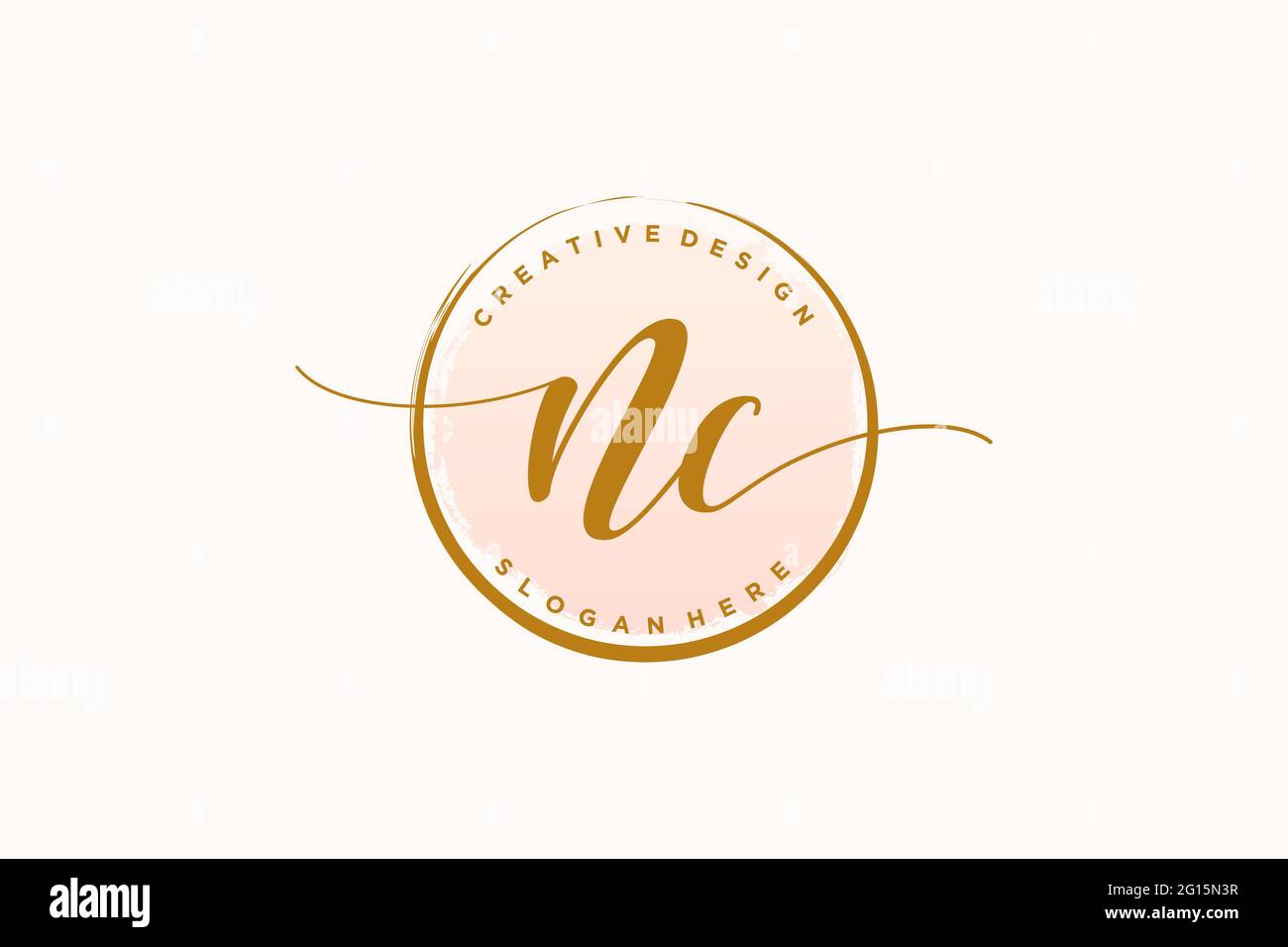 NC logo manoscritto con dima circolare firma vettoriale, matrimonio, moda, floreale e botanico con modello creativo. Illustrazione Vettoriale