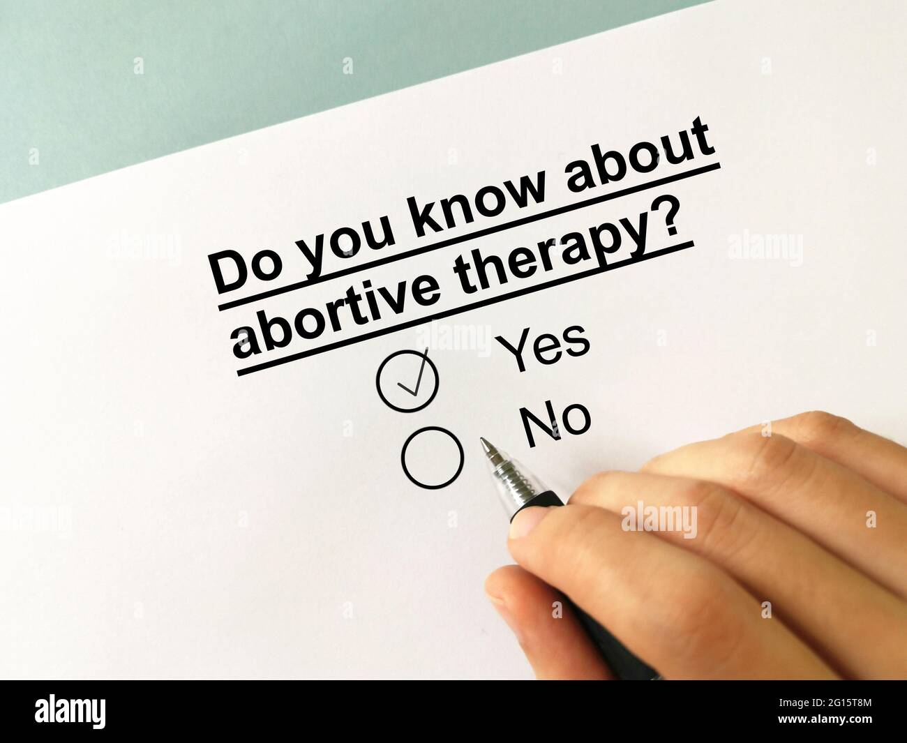 Una persona sta rispondendo alla domanda sulla terapia. Conosce la terapia abortiva Foto Stock
