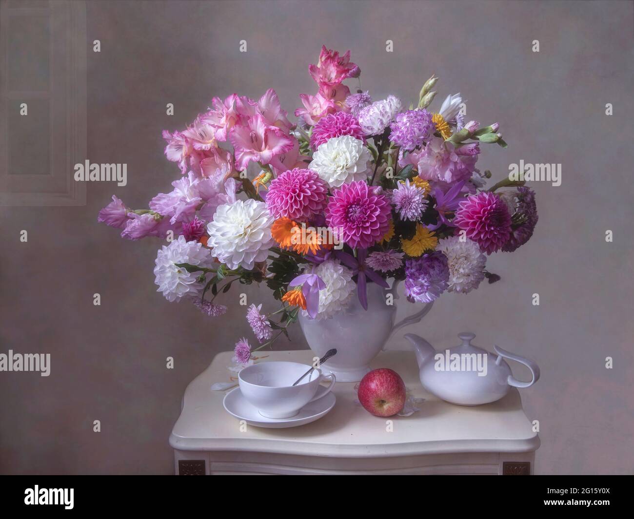 Ancora vita con splendido bouquet di fiori Foto Stock