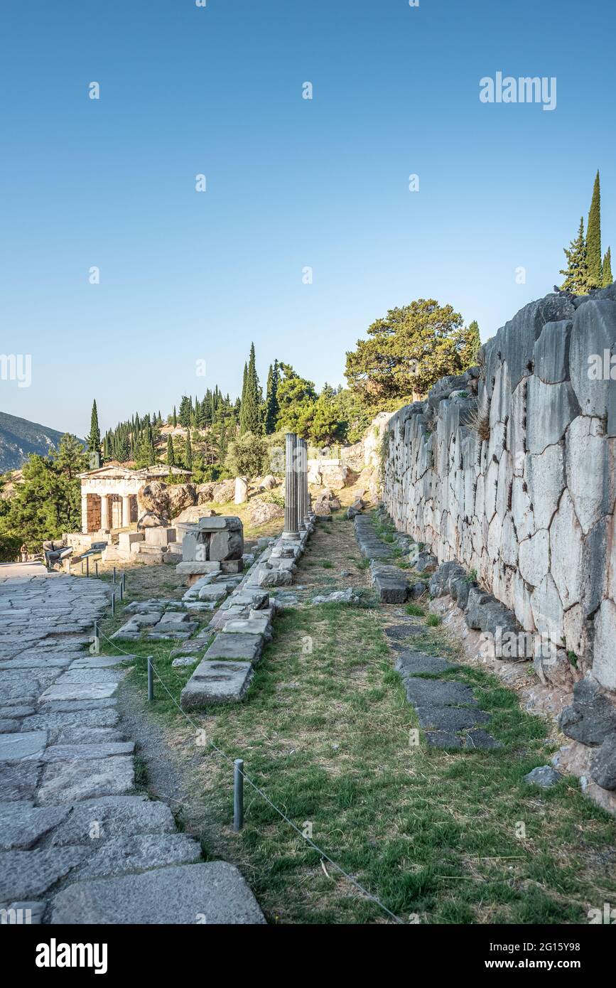 Muro poligonale e colonne alla Stoa degli Ateniesi a Delfi, Grecia Foto Stock