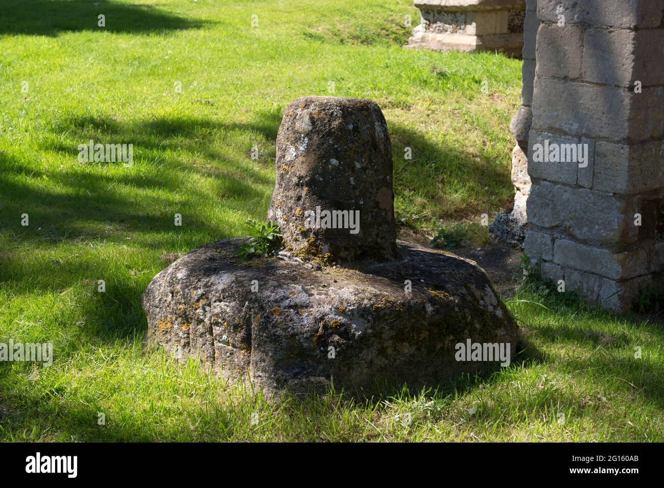 Resti della vecchia croce, chiesa di San Pietro`s, Walgravio, Northamptonshire, Inghilterra, REGNO UNITO Foto Stock