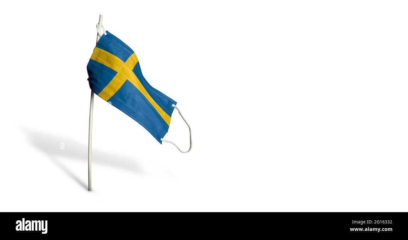 Maschera svedese su sfondo bianco. Bandiera sventolante della Svezia dipinta su maschera medica sul palo. Concetto del banner della lotta contro la corona epidemica Foto Stock