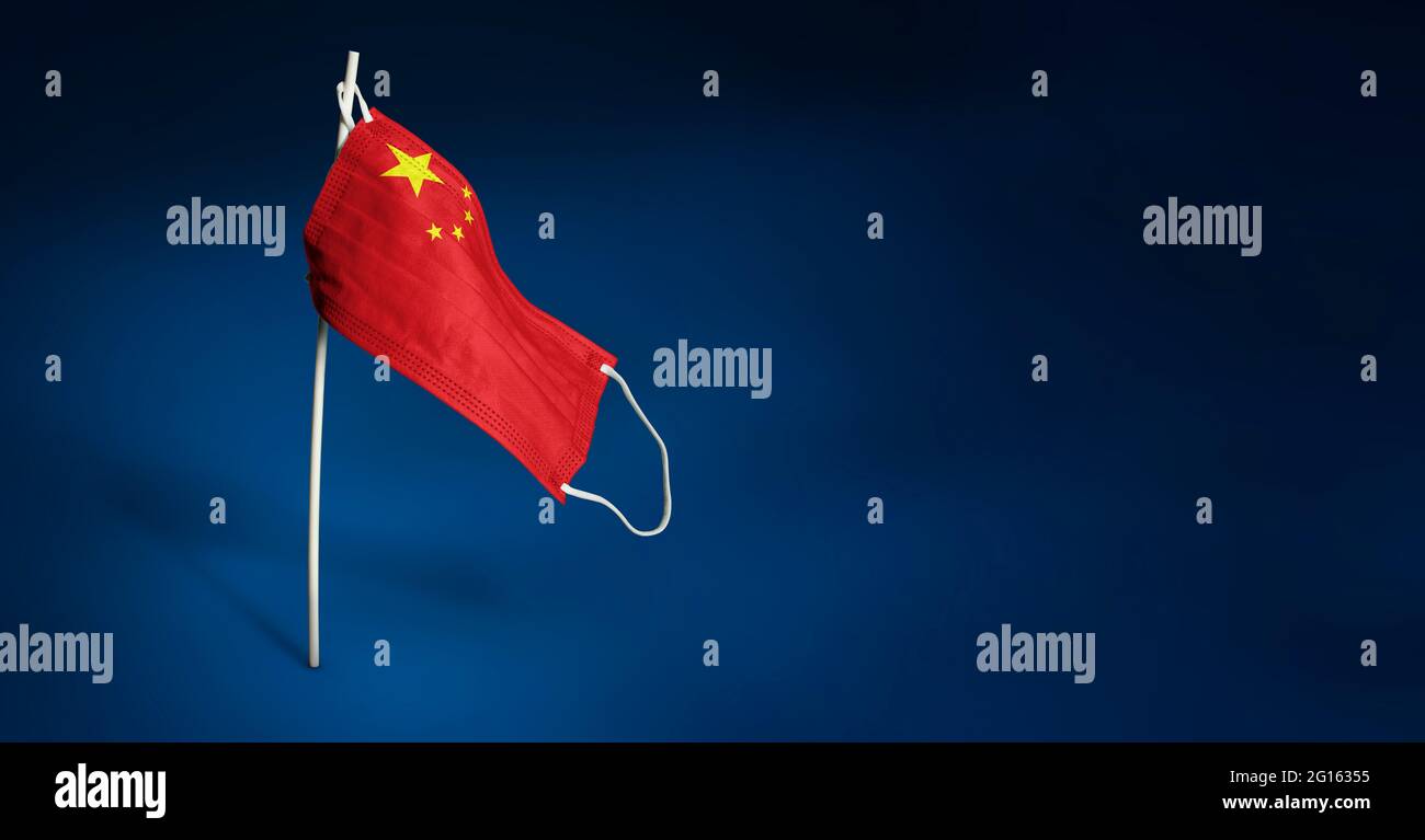 Bandiera ondulata della Repubblica popolare Cinese dipinta su maschera medica sul palo. Concetto del banner della lotta contro l'epidemia coronavirus COV Foto Stock