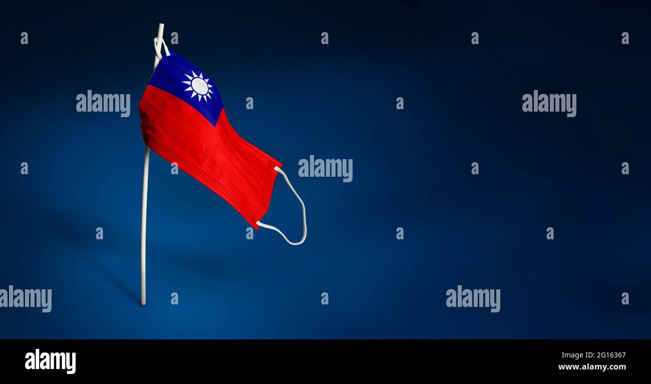Bandiera ondulata di Taiwan dipinta su maschera medica sul palo. Concetto del banner della lotta contro l'epidemia coronavirus COVID-19. Spazio di copia Foto Stock